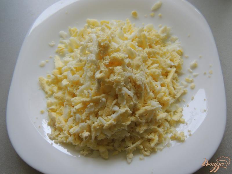 Фото приготовление рецепта: Салат «Пасхальный» с курицей и грибами шаг №4