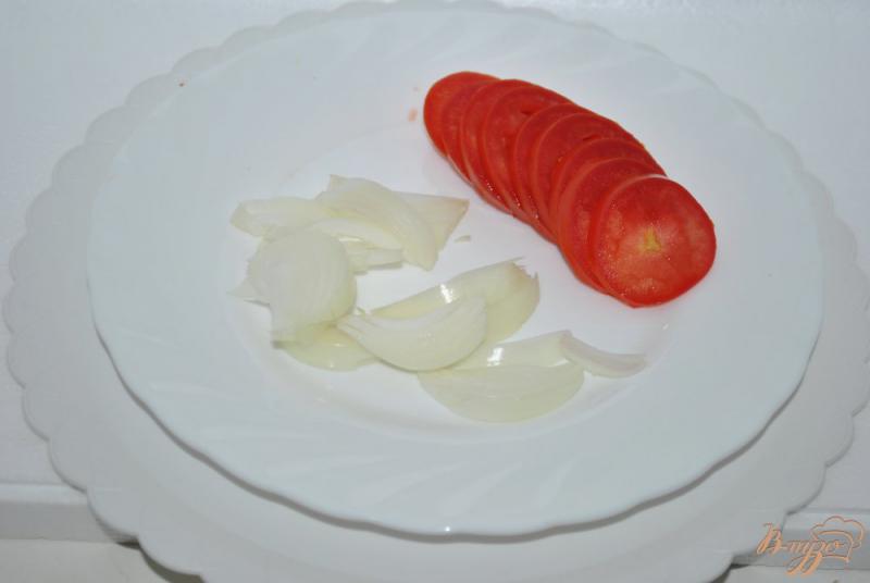 Фото приготовление рецепта: Фокачча с луком, чесноком и помидорами шаг №5