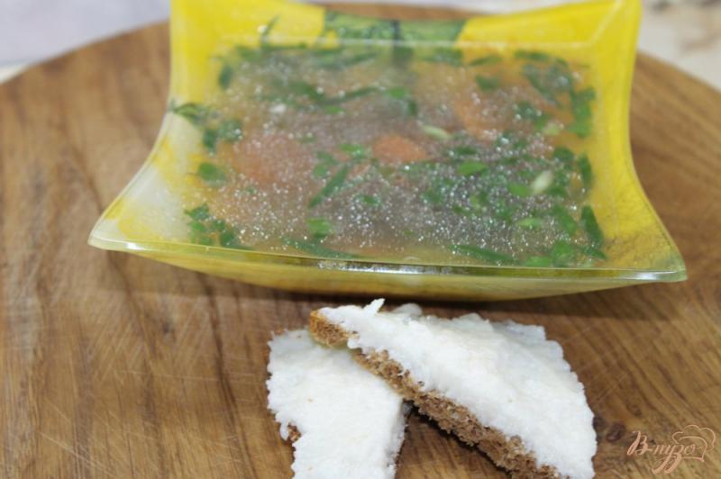 Фото приготовление рецепта: Бульон с рыбы с зеленью и овощами шаг №6