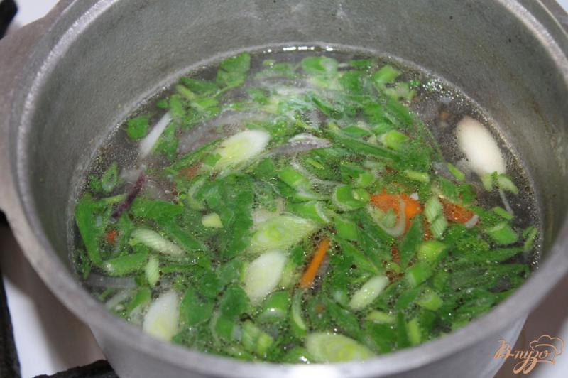 Фото приготовление рецепта: Бульон с рыбы с зеленью и овощами шаг №5