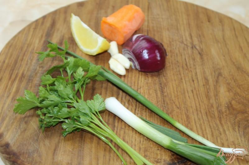 Фото приготовление рецепта: Бульон с рыбы с зеленью и овощами шаг №2