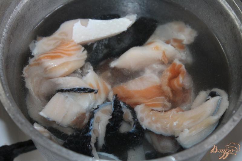 Фото приготовление рецепта: Бульон с рыбы с зеленью и овощами шаг №1