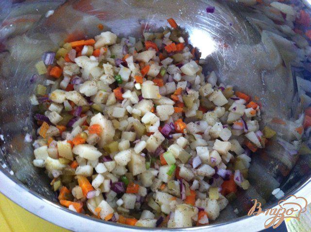 Фото приготовление рецепта: Салат овощной с колбасой шаг №9