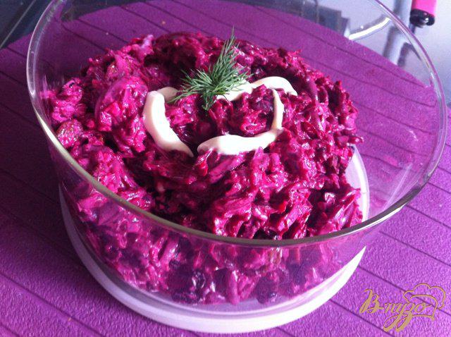 Фото приготовление рецепта: Салат из свеклы с чесноком и изюмом шаг №5