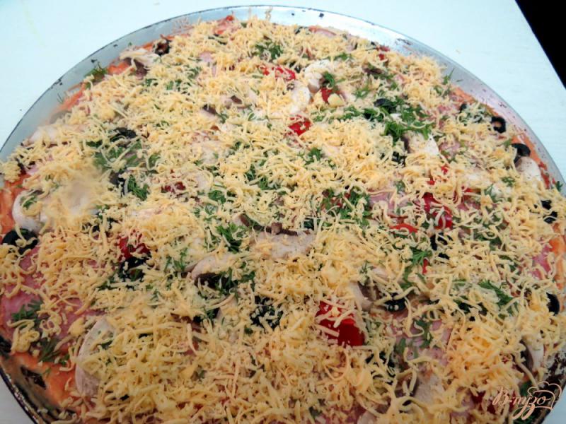 Фото приготовление рецепта: Пицца с салями,  ветчиной и грибами шаг №9