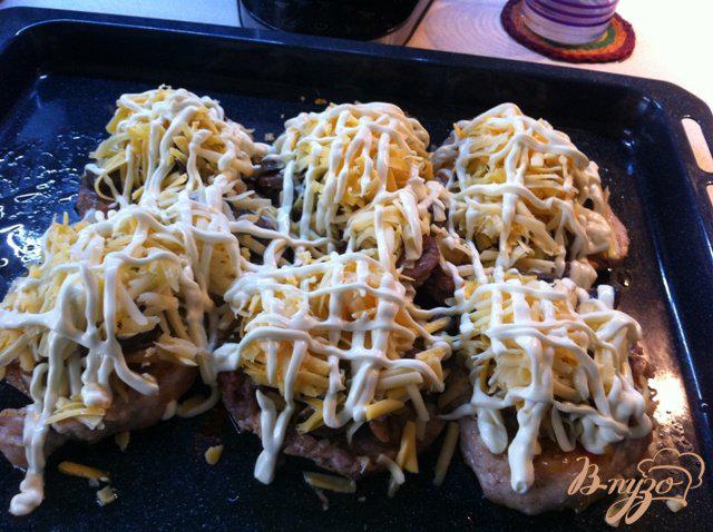 Фото приготовление рецепта: Свинина  запеченная с грибами  сыром. шаг №8