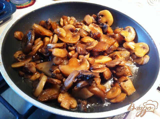 Фото приготовление рецепта: Свинина  запеченная с грибами  сыром. шаг №3