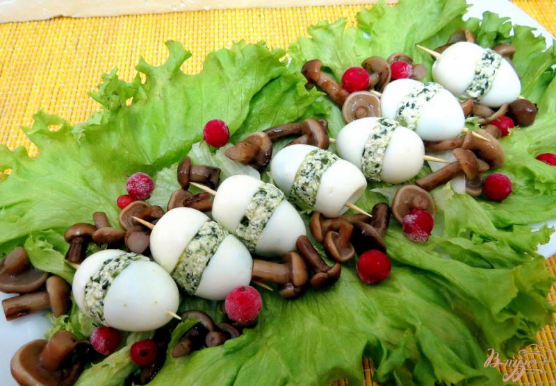 Фото приготовление рецепта: Перепелиные яйца фаршированные шаг №8