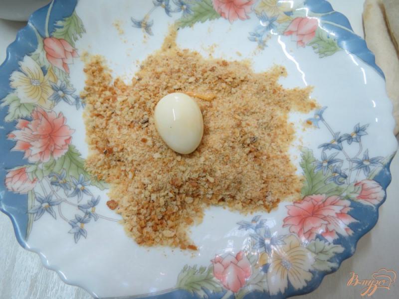 Фото приготовление рецепта: Перепелиные яйца в панировке. шаг №4