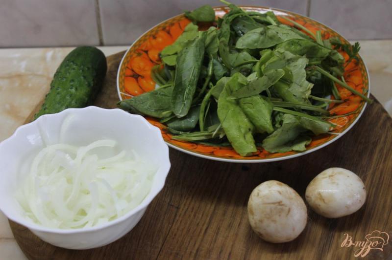 Фото приготовление рецепта: Салат с утиной грудкой и свежими листьями салата шаг №1