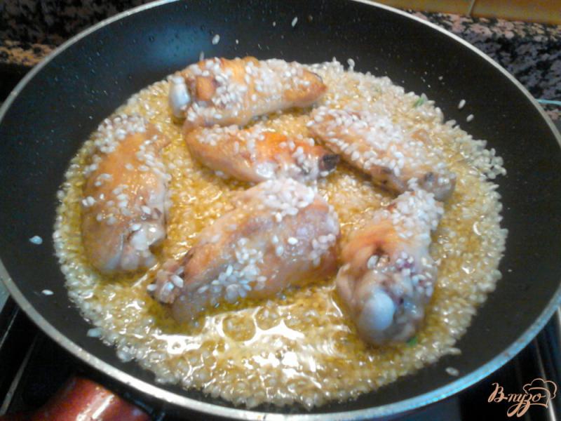 Фото приготовление рецепта: Паэлья с курицей и креветками шаг №2