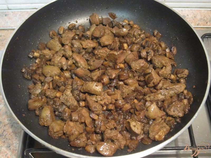 Фото приготовление рецепта: Салат с куриной печенью и грибами шаг №6