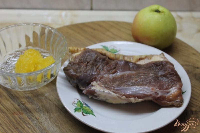 Фото приготовление рецепта: Утиная грудка запеченная с медом и яблоком шаг №1