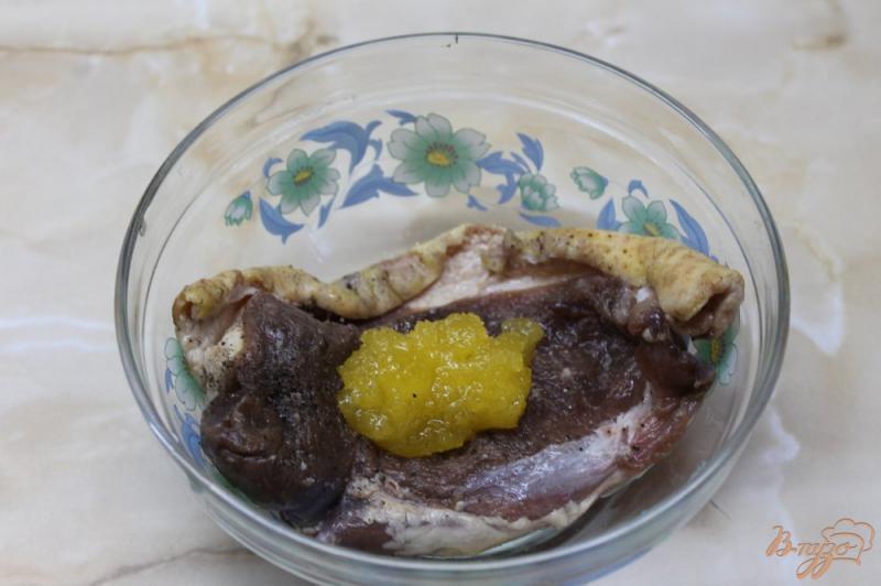Фото приготовление рецепта: Утиная грудка запеченная с медом и яблоком шаг №2