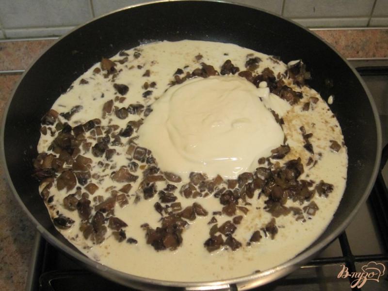 Фото приготовление рецепта: Сливочный соус из грибов шаг №7