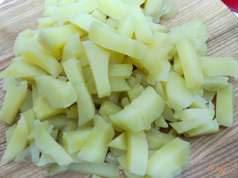 Фото приготовление рецепта: Салат из огурцов и грибов шаг №2