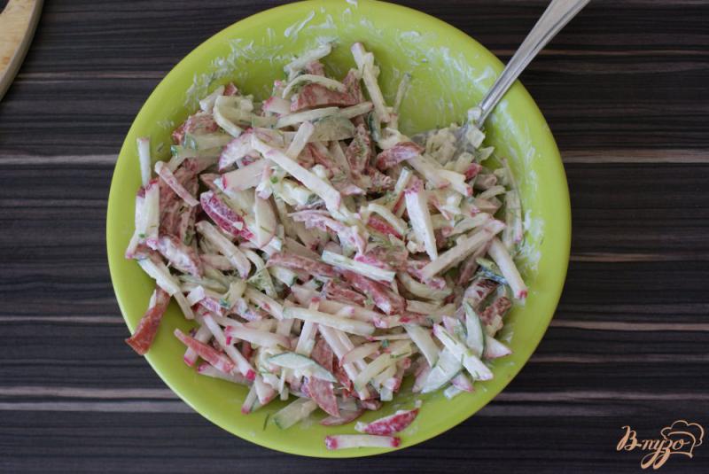 Фото приготовление рецепта: Салат с копченой колбасой со сметанной заправкой шаг №7