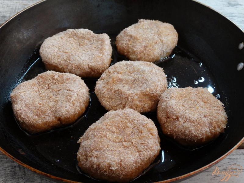 Фото приготовление рецепта: Куриные тефтели с овсянкой в сметанно-имбирном соусе шаг №6