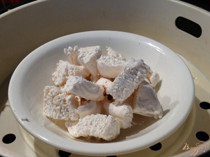 Фото приготовление рецепта: Молочно-зефирное желе с маком шаг №2