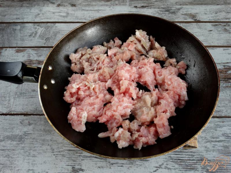 Фото приготовление рецепта: Сытная рисовая запеканка со свининой и овощами шаг №3