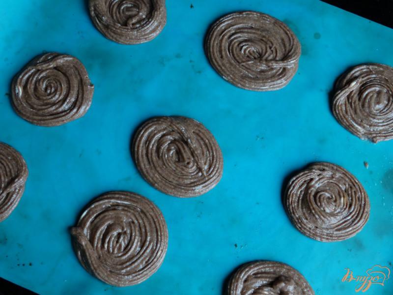 Фото приготовление рецепта: Шоколадные пирожные с зефиром шаг №5