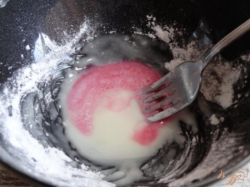 Фото приготовление рецепта: Слоеные рулетики с творогом клюквой и розовой глазурью шаг №8