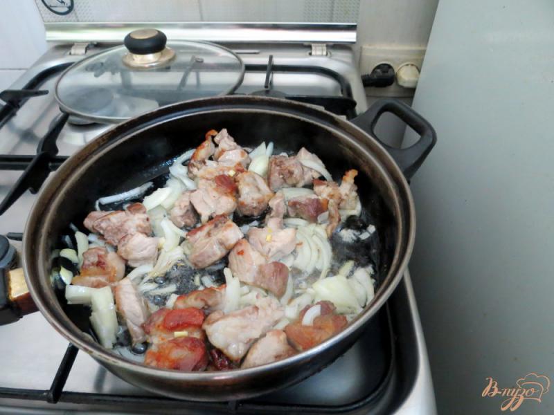 Фото приготовление рецепта: Свинина с опятами шаг №4
