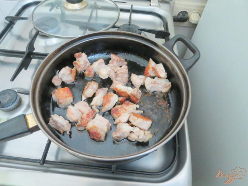 Фото приготовление рецепта: Свинина с опятами шаг №2