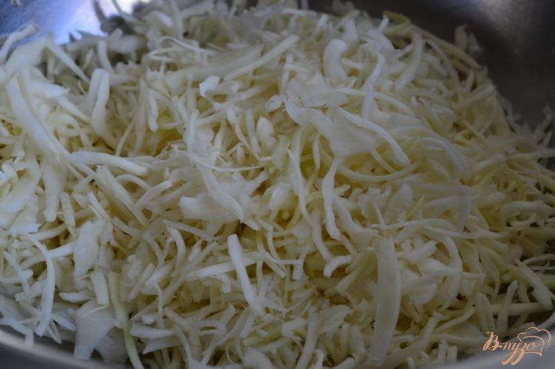 Фото приготовление рецепта: Капустный салат с манго шаг №2