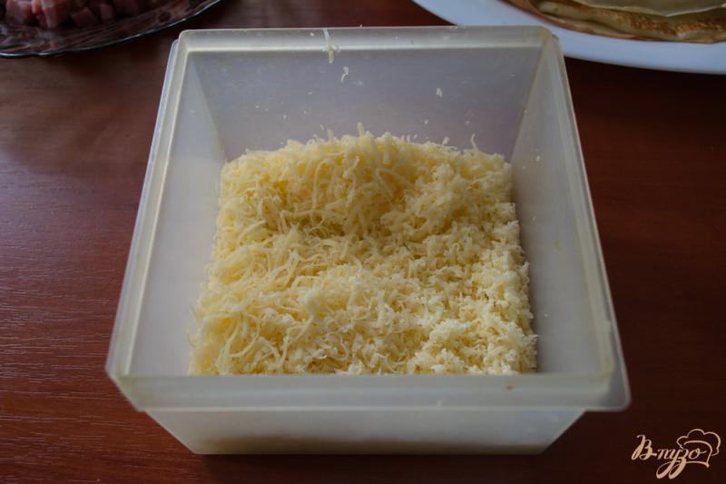 Фото приготовление рецепта: Блины с сыром и ветчиной шаг №6