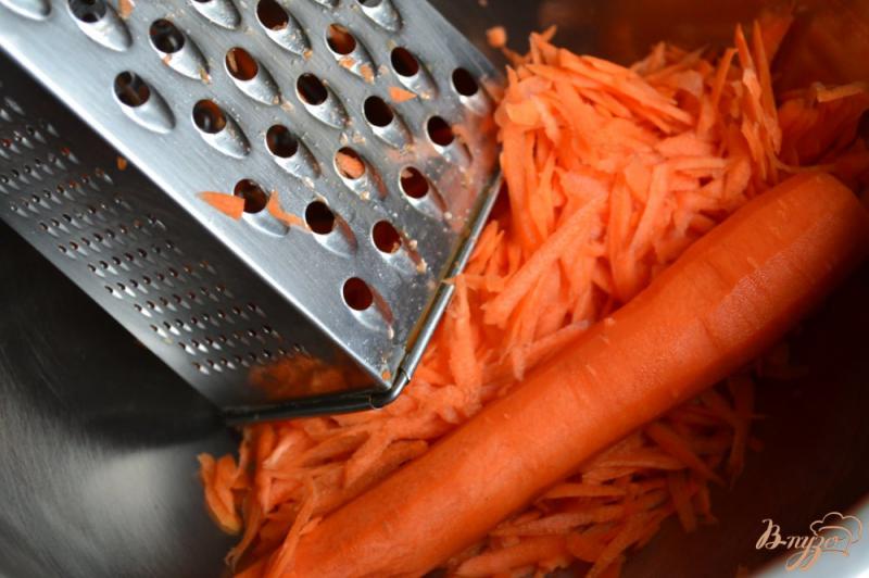 Фото приготовление рецепта: Морковный салат с ростками фасоли шаг №1