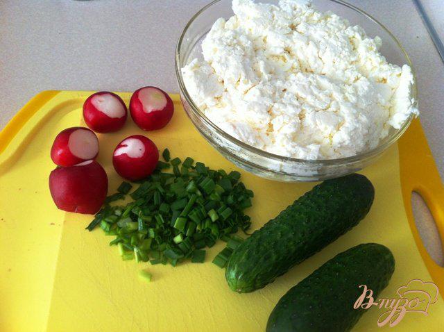 Фото приготовление рецепта: Салат с творогом и овощами шаг №1