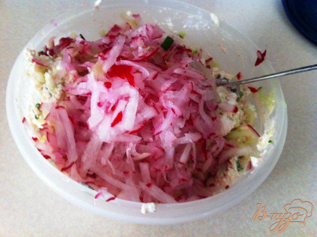 Фото приготовление рецепта: Салат с творогом и овощами шаг №4
