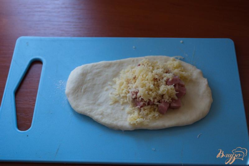 Фото приготовление рецепта: Домашняя выпечка с ветчиной и сыром шаг №2