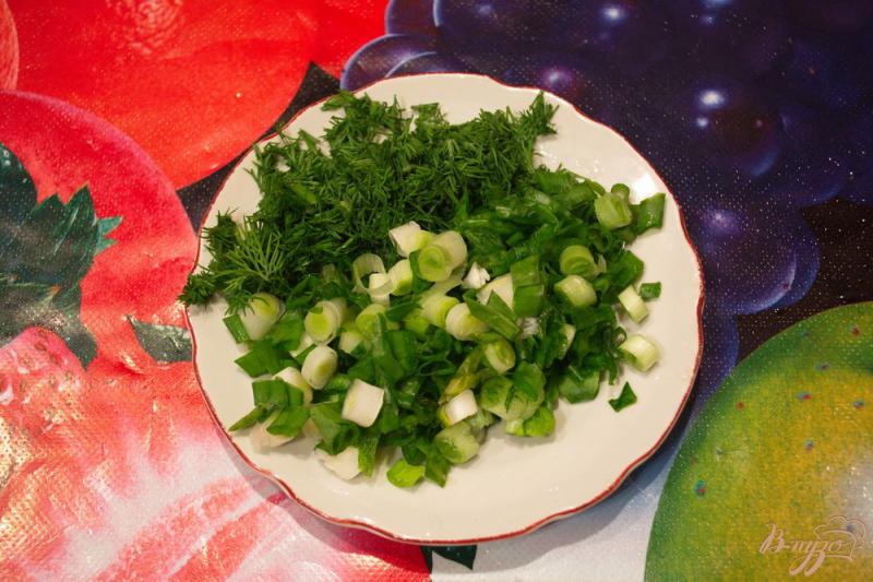 Фото приготовление рецепта: Салат с крабовыми, рисом и грибами шаг №2