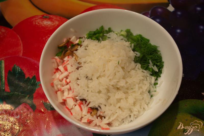Фото приготовление рецепта: Салат с крабовыми, рисом и грибами шаг №6