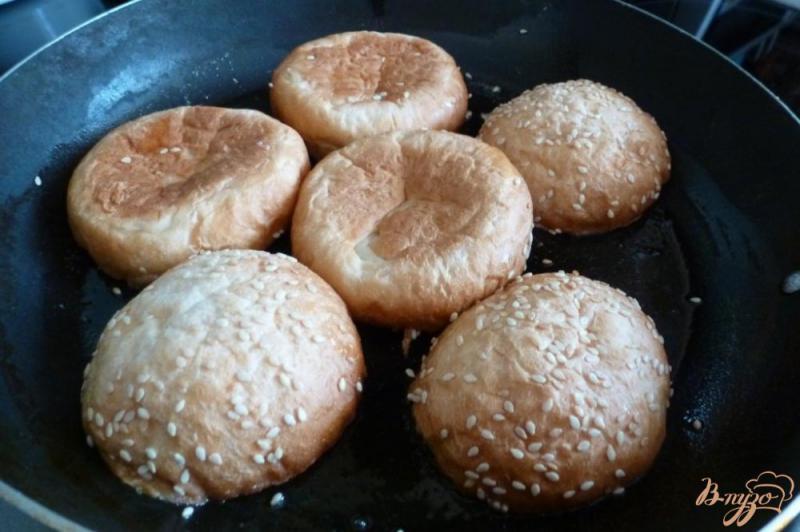 Фото приготовление рецепта: Гамбургеры с жареным луком шаг №2