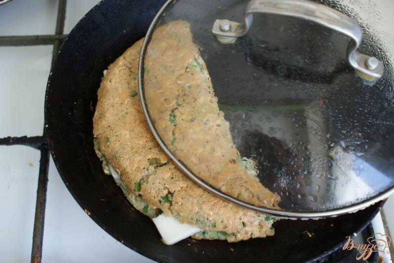 Фото приготовление рецепта: Овсяный блинчик с сыром и зеленью шаг №7