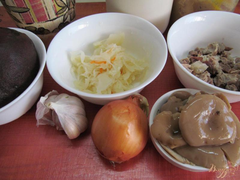 Фото приготовление рецепта: Салат из свеклы капусты и мяса шаг №1
