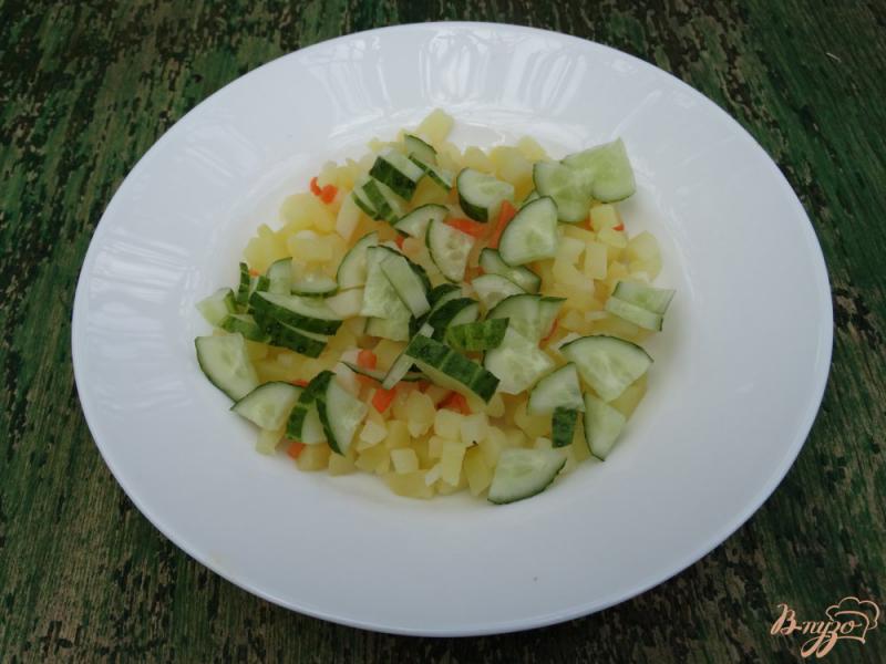 Фото приготовление рецепта: Салат с копченым кальмаром и перепелиными яйцами шаг №2
