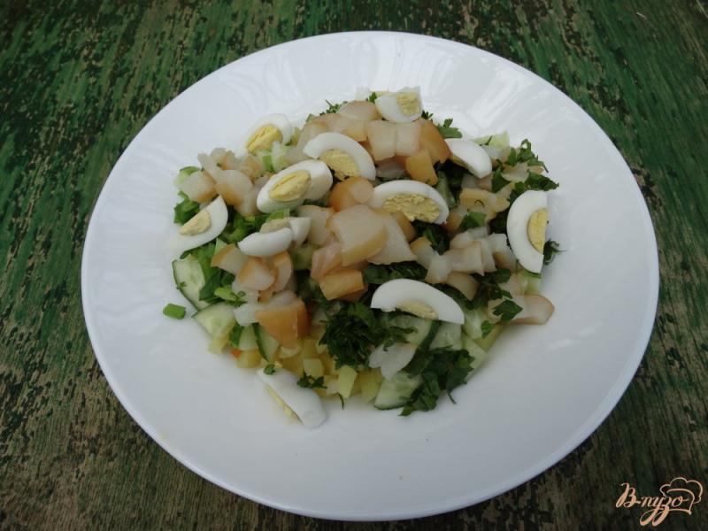 Фото приготовление рецепта: Салат с копченым кальмаром и перепелиными яйцами шаг №5