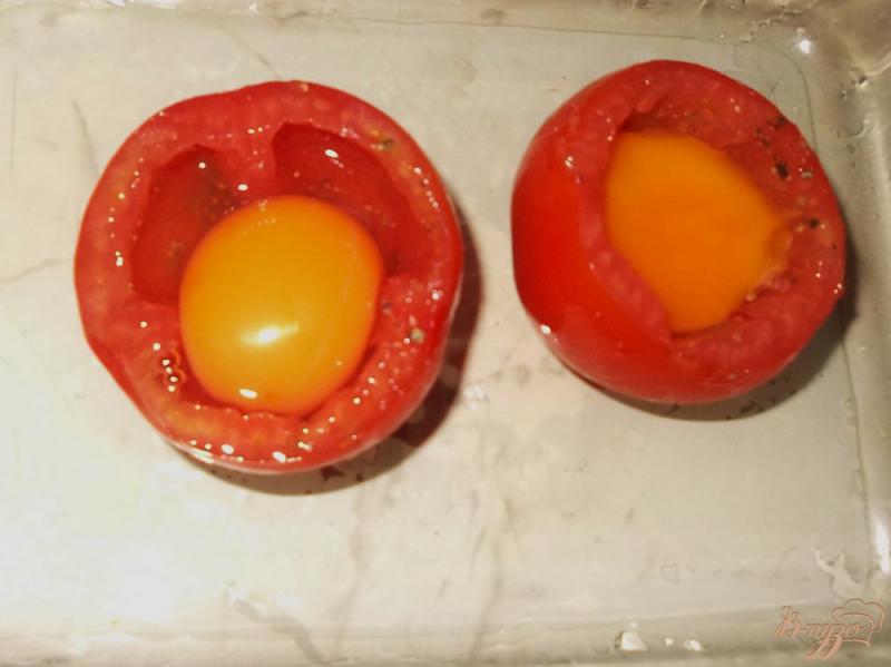 Фото приготовление рецепта: Яйца в помидорных чашечках шаг №1