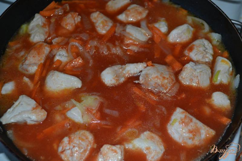 Фото приготовление рецепта: Курица в томатном соусе шаг №3