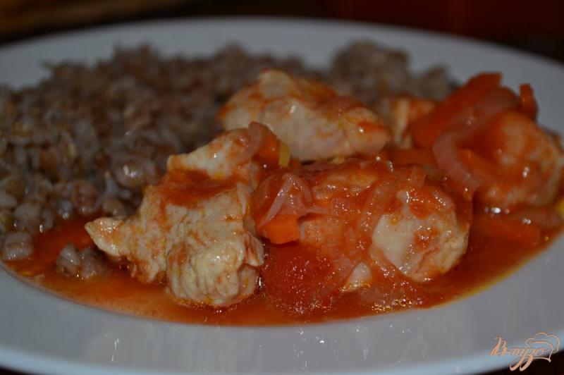 Фото приготовление рецепта: Курица в томатном соусе шаг №5