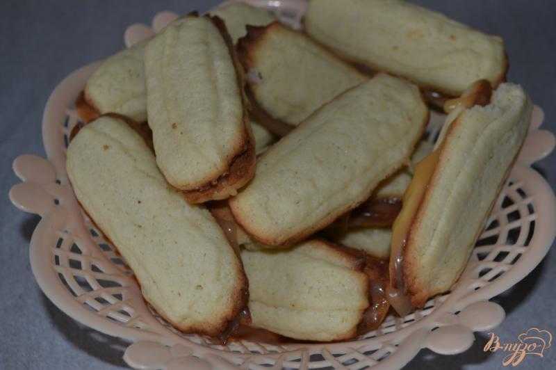 Фото приготовление рецепта: Песочное печенье с карамелью шаг №8