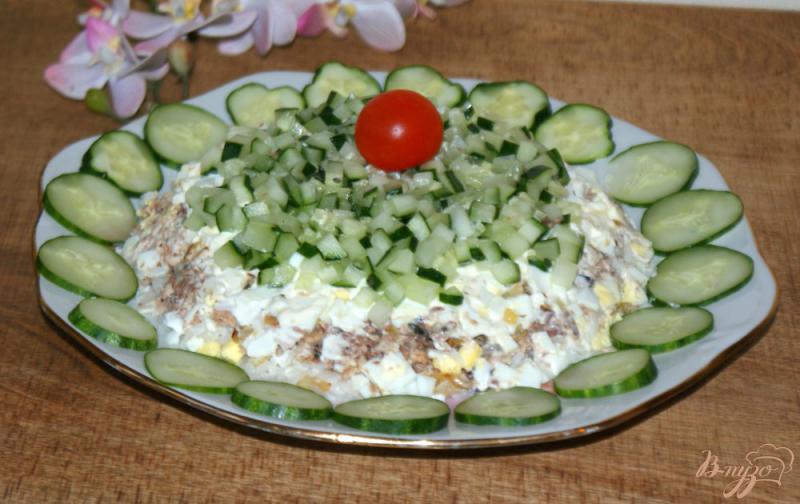 Фото приготовление рецепта: Слоеный рыбный салат шаг №10