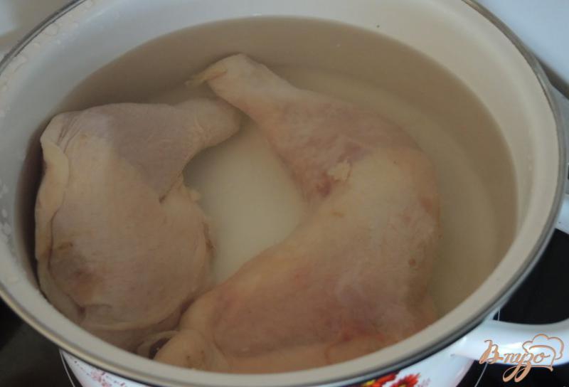 Фото приготовление рецепта: Сырный суп с курицей и грибами шаг №1