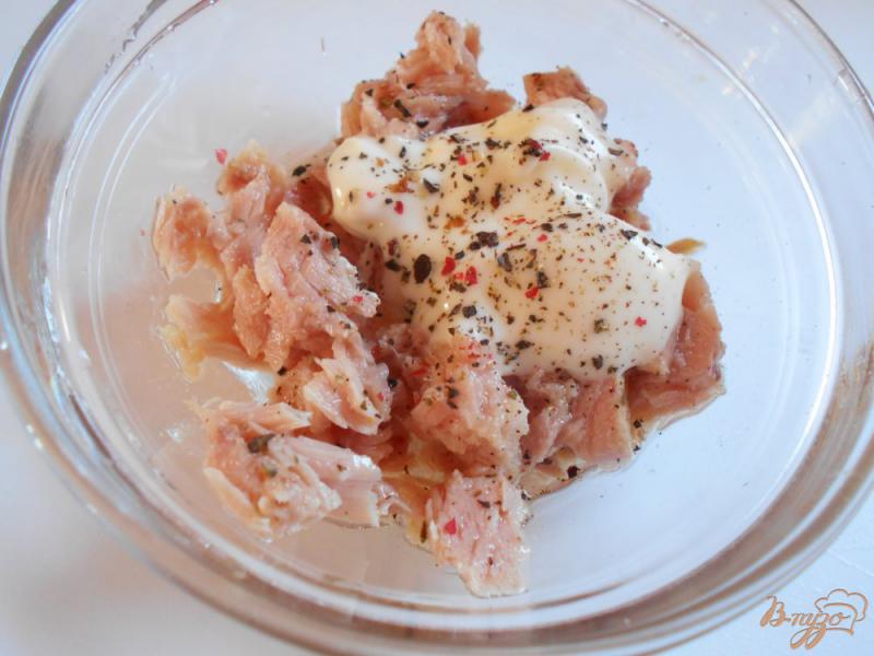 Фото приготовление рецепта: Закуска из консервированных персиков и тунца шаг №3
