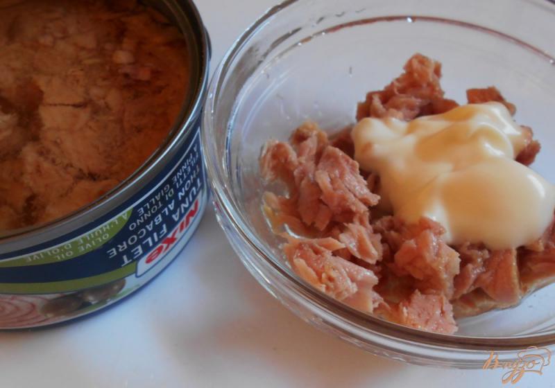 Фото приготовление рецепта: Закуска из консервированных персиков и тунца шаг №2