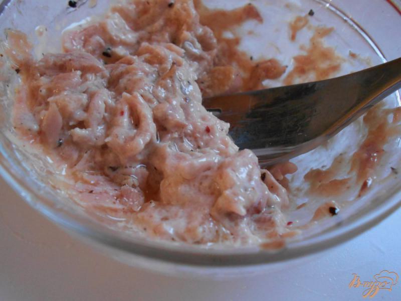 Фото приготовление рецепта: Закуска из консервированных персиков и тунца шаг №4
